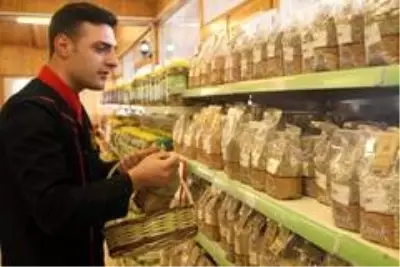 Kırıkkale'de çitçilerin ürettiği yöresel ürünler, valilik tarafından satılıyor Kırıkkale'de çitçilerin ürettiği yöresel ürünler, valilik tarafından satılıyor