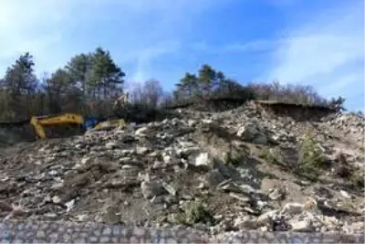 Mudurnu-Nallıhan kara yolundaki heyelan temizleme çalışmaları Mudurnu-Nallıhan kara yolundaki heyelan temizleme çalışmaları