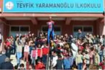 'Örümcek Adam' depremzede çocukları eğlendirdi 'Örümcek Adam' depremzede çocukları eğlendirdi