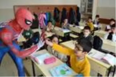 'Örümcek Adam' depremzede çocukları eğlendirdi 'Örümcek Adam' depremzede çocukları eğlendirdi