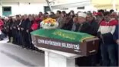 Samsun'daki evinde ölü bulunan doktor, izmir'de toprağa verildi