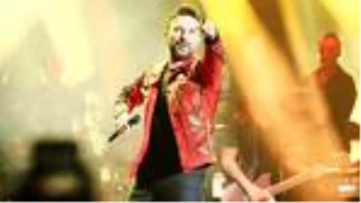 Tarkan'ın ceketi tiyatro sahnesinde