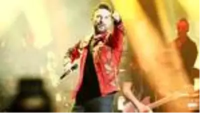 Tarkan'ın ceketi tiyatro sahnesinde Tarkan'ın ceketi tiyatro sahnesinde