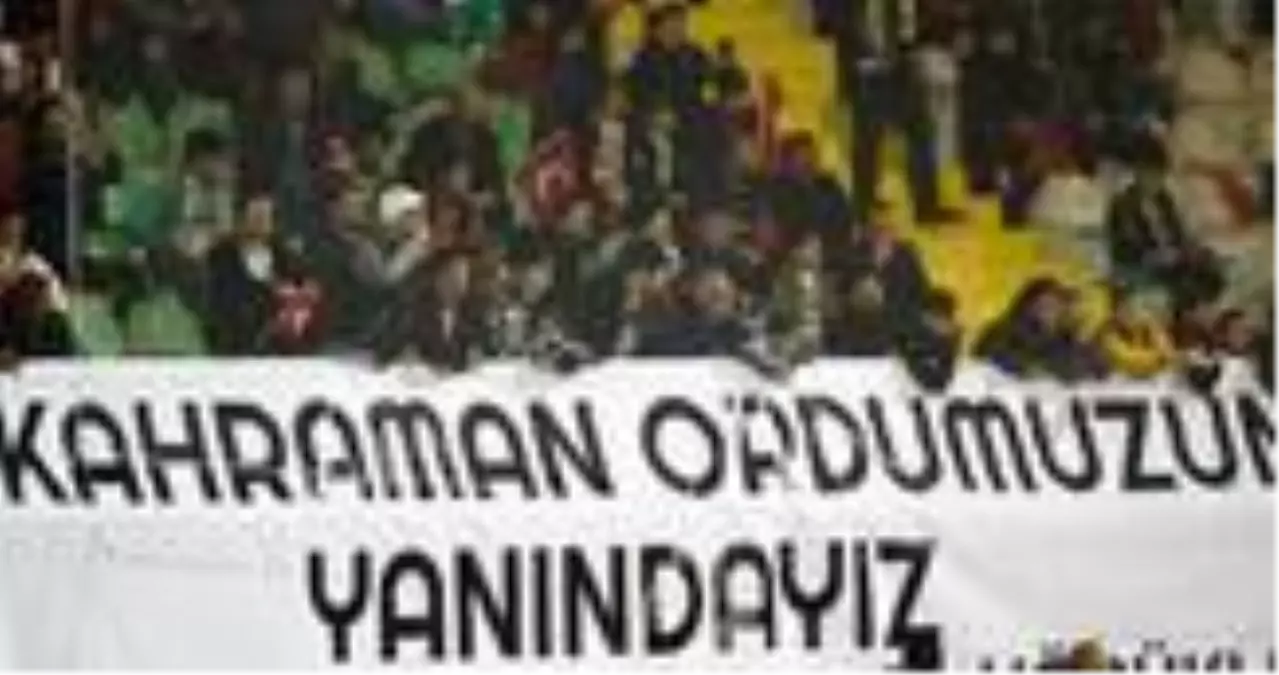 Alanyasporlu taraftarlardan dikkat çeken pankartlar: Gök girsin kızıl çıksın