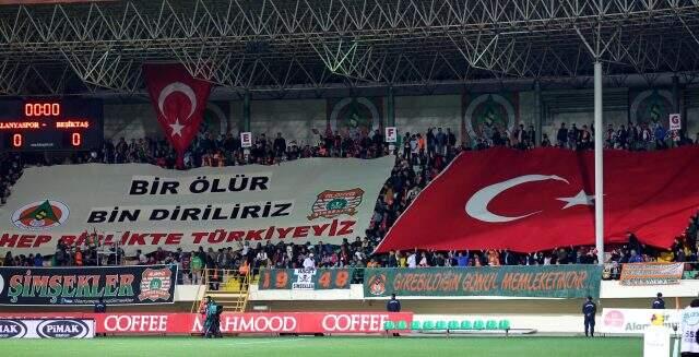 Alanyasporlu taraftarlardan dikkat çeken pankartlar: Gök girsin kızıl çıksın