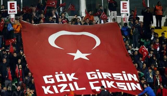 Alanyasporlu taraftarlardan dikkat çeken pankartlar: Gök girsin kızıl çıksın