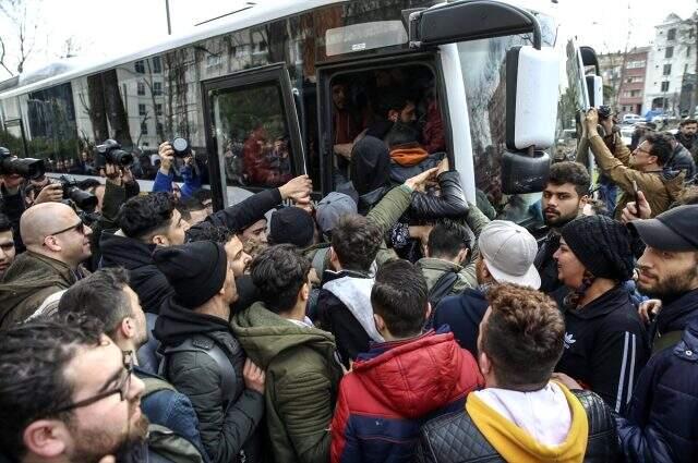 Düzensiz göçmenlerin Avrupa'ya geçmek amacıyla Edirne'ye gidişi sürüyor