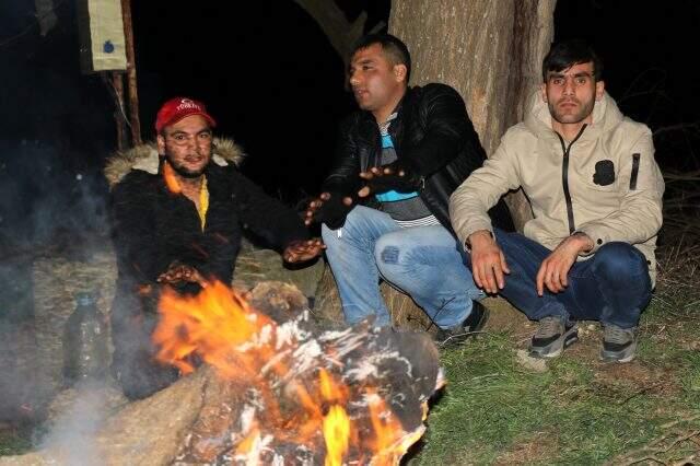 Edirne'de tampon bölgede bekleyen göçmenler ateş yakarak ısınmaya çalışıyor