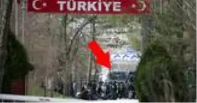 Göçmenler akın akın giderken Yunanistan sınırını otobüsle kapattı Göçmenler akın akın giderken Yunanistan sınırını otobüsle kapattı