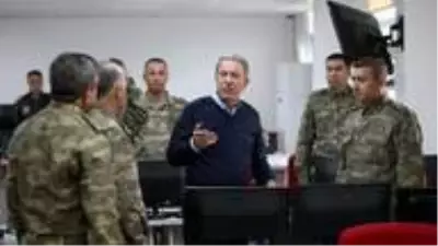 Güvenlik Zirvesi sonrası Bakan Akar ve komutanlar Suriye sınırında Güvenlik Zirvesi sonrası Bakan Akar ve komutanlar Suriye sınırında