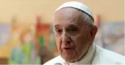 Hastalığı sebebiyle etkinliğini iptal eden Papa'nın burnunu sildiği görüntüler koronavirüs şüphesini akıllara getirdi Hastalığı sebebiyle etkinliğini iptal eden Papa'nın burnunu sildiği görüntüler koronavirüs şüphesini akıllara getirdi