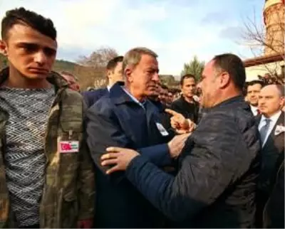 İdlib'de şehit olan Halil İbrahim Akkaya'nın babası Akar'a seslendi: Söz verin beni de askere alacaksınız İdlib'de şehit olan Halil İbrahim Akkaya'nın babası Akar'a seslendi: Söz verin beni de askere alacaksınız