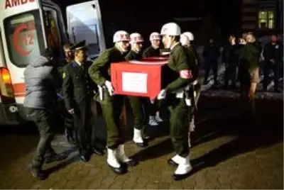 İdlib şehidi Piyade Uzman Onbaşı Kurtulmuş son yolculuğuna uğurlandı İdlib şehidi Piyade Uzman Onbaşı Kurtulmuş son yolculuğuna uğurlandı