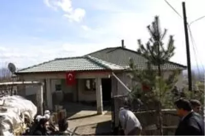 İdlib'de şehit olan askerimiz Tolga Can Yılmaz'ın babasına acı haber, fidan dikmeye gittiği memleketinde verildi İdlib'de şehit olan askerimiz Tolga Can Yılmaz'ın babasına acı haber, fidan dikmeye gittiği memleketinde verildi