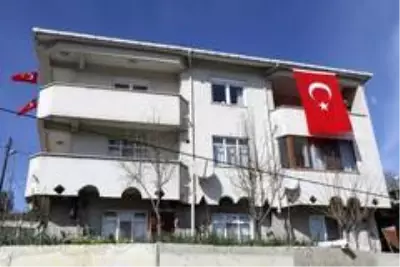 İdlib'de şehit olan askerimiz Tolga Can Yılmaz'ın babasına acı haber, fidan dikmeye gittiği memleketinde verildi İdlib'de şehit olan askerimiz Tolga Can Yılmaz'ın babasına acı haber, fidan dikmeye gittiği memleketinde verildi