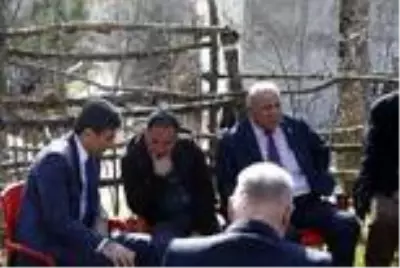 İdlib'de şehit olan askerimiz Tolga Can Yılmaz'ın babasına acı haber, fidan dikmeye gittiği memleketinde verildi İdlib'de şehit olan askerimiz Tolga Can Yılmaz'ın babasına acı haber, fidan dikmeye gittiği memleketinde verildi