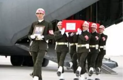 Kahramanmaraşlı şehidimizin cenazesini, aynı bölgede görev yapan kardeşi Türkiye'ye getirdi