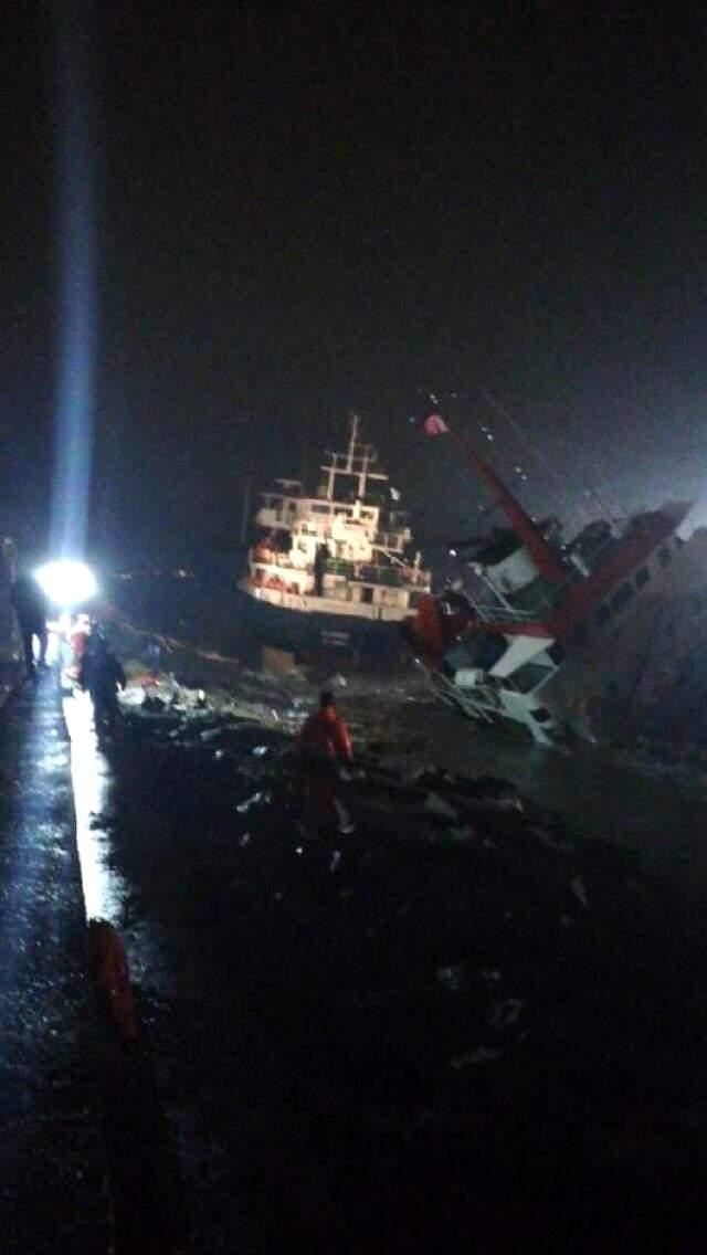 Denizde korku dolu anlar! Tuzla'da süreklenen gemi başka bir gemiye çarptı.