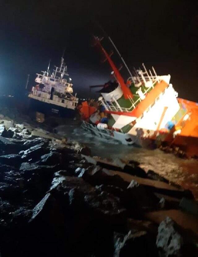 Denizde korku dolu anlar! Tuzla'da süreklenen gemi başka bir gemiye çarptı.