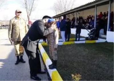 Mezun olan uzman jandarmalar, 'vatan bölünmez' diye haykırdı Mezun olan uzman jandarmalar, 'vatan bölünmez' diye haykırdı