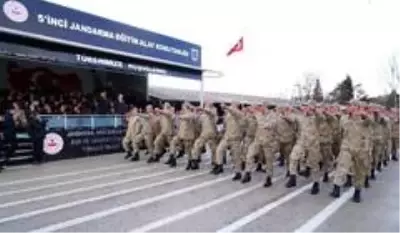 Mezun olan uzman jandarmalar, 'vatan bölünmez' diye haykırdı Mezun olan uzman jandarmalar, 'vatan bölünmez' diye haykırdı