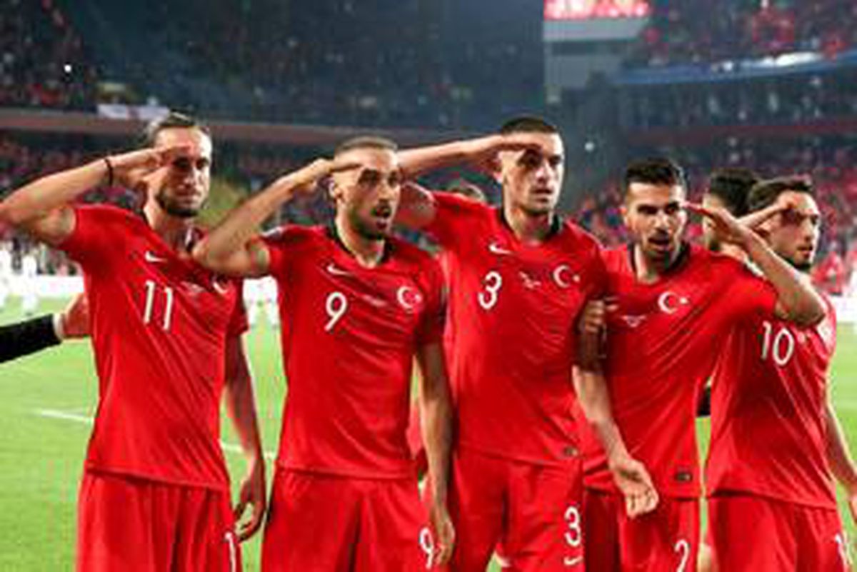 Milli futbolcular, İdlib'de şehit olan 33 askerimiz için başsağlığı mesajı paylaştı