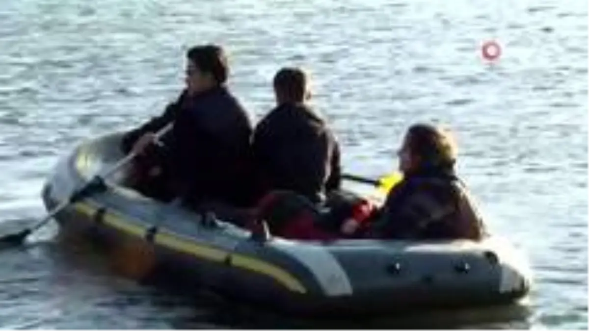 Mülteciler botlarla Yunanistan'a geçmeye çalışıyor