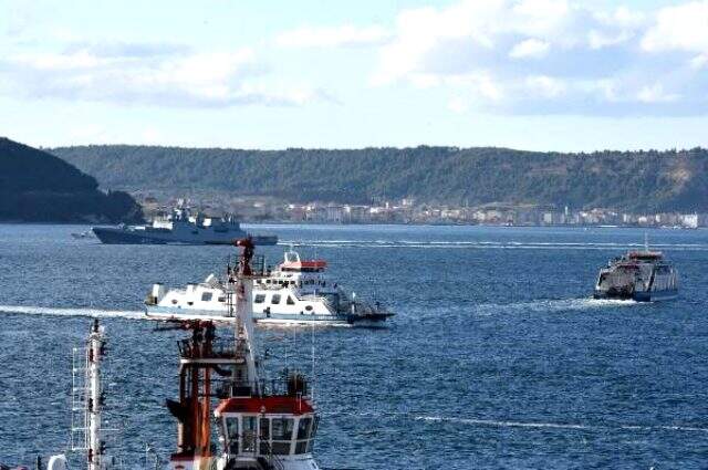 Rus savaş gemileri Çanakkale Boğazı'ndan peş peşe geçti