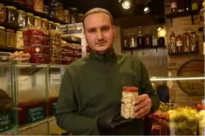 Sarımsağın alternatifi sarımsak turşusu oldu Sarımsağın alternatifi sarımsak turşusu oldu