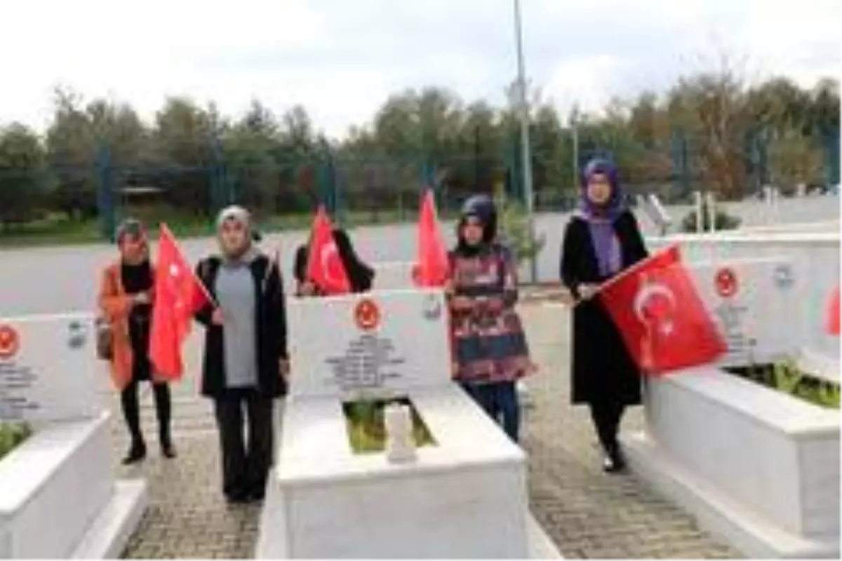 Siirt'te öğrenciler Mehmetçik için şehitlikte bir araya geldi