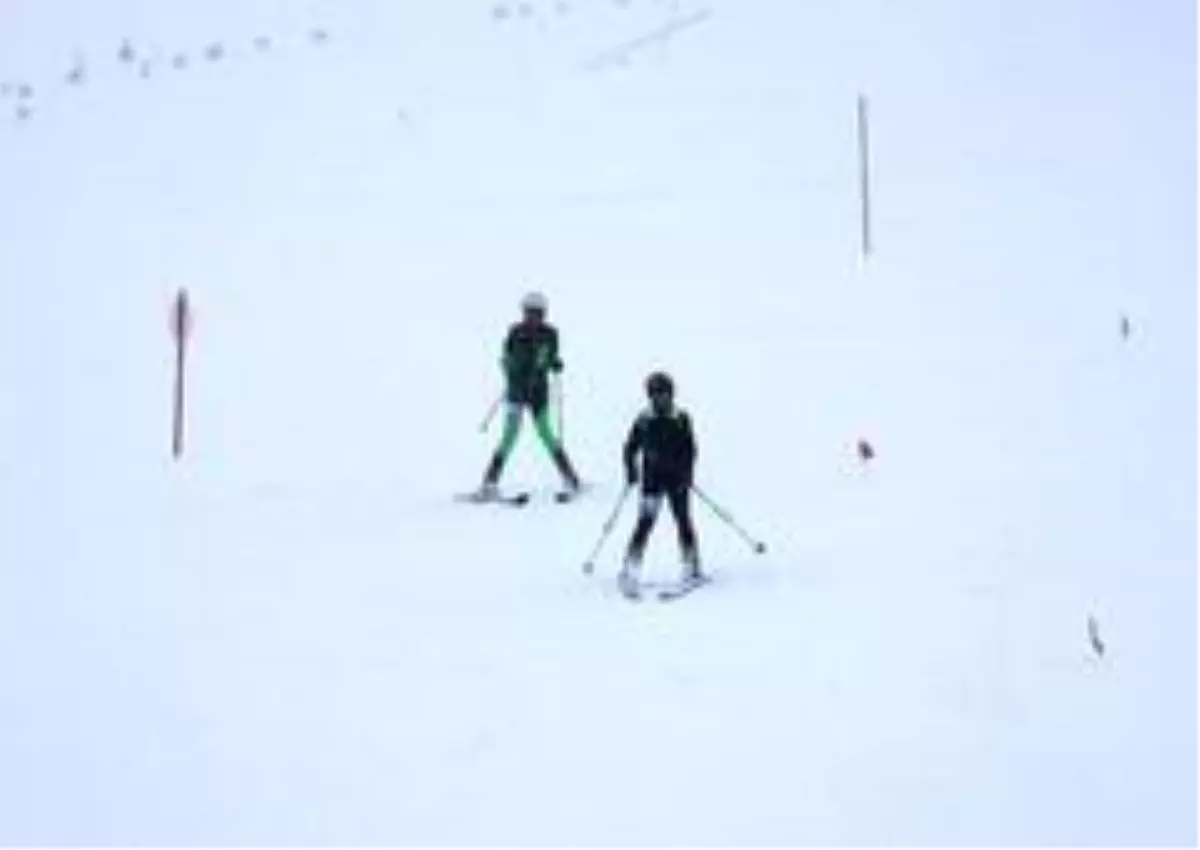 Sivas'ta Dağ Kayağı Türkiye Şampiyonası yarışları nefes kesti