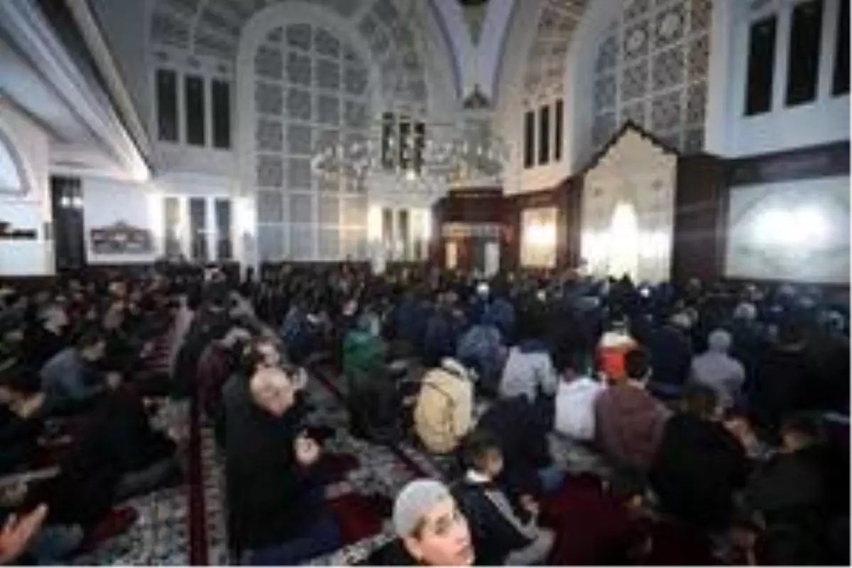 Tahmazoğlu, Regaib Kandil'inde vatandaşlarla bir araya geldi