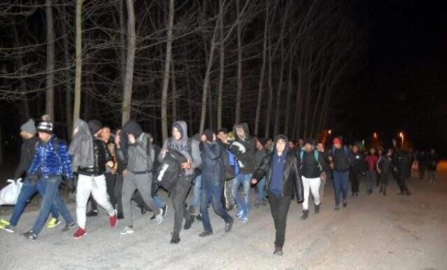 Türkiye'nin mültecilere Avrupa kapılarını açmasının ardından ilk grup Edirne sınırına geldi