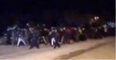 Türkiye'nin mültecilere Avrupa kapılarını açmasının ardından ilk grup Yunanistan sınırına geldi Türkiye'nin mültecilere Avrupa kapılarını açmasının ardından ilk grup Yunanistan sınırına geldi