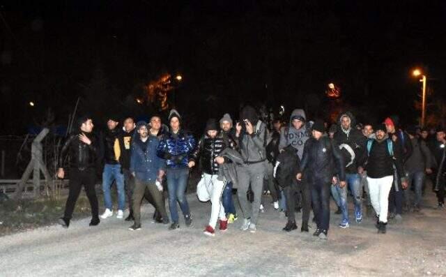 Türkiye'nin mültecilere Avrupa kapılarını açmasının ardından ilk grup Edirne sınırına geldi