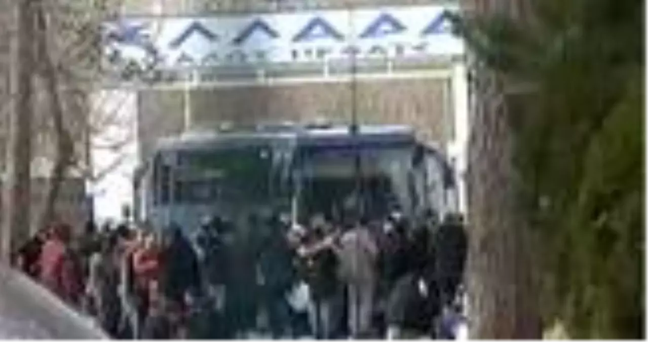 Türkiye'nin Suriyeli mültecileri engellememe kararının ardından Yunanistan sınıra asker yığıyor