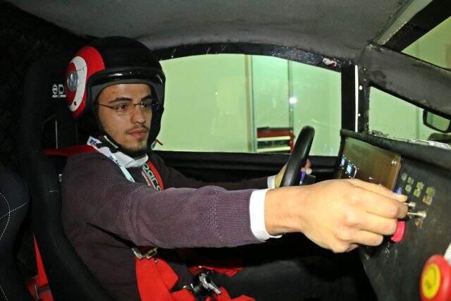Üniversite öğrencileri 2 saatlik sarjla 200 kilometre yol gidebilen yarış arabası yaptı