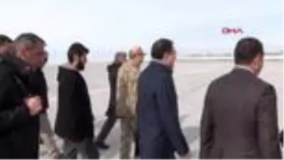 Van vali bilmez ve kayıp itfaiyecinin ağabeyi çığ bölgesini havadan inceledi Van vali bilmez ve kayıp itfaiyecinin ağabeyi çığ bölgesini havadan inceledi