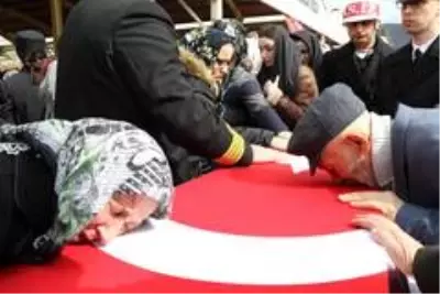 10 gün önce ailesinden helallik isteyen Uzman Çavuş Yılmaz son yolculuğuna uğurlandı 10 gün önce ailesinden helallik isteyen Uzman Çavuş Yılmaz son yolculuğuna uğurlandı