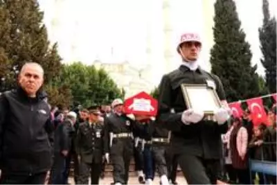 Adanalı İdlib şehidi son yolculuğuna uğurlandı Adanalı İdlib şehidi son yolculuğuna uğurlandı
