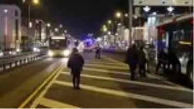 Avcılar'da yerinden çıkan rögar kapağı metrobüse saplandı: 1 yaralı Avcılar'da yerinden çıkan rögar kapağı metrobüse saplandı: 1 yaralı