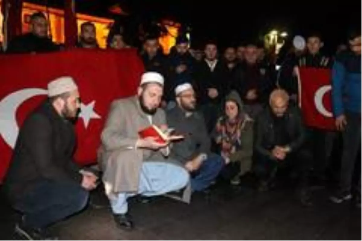 Bolu'da vatandaşlar İdlib şehitleri için yürüyüş düzenledi