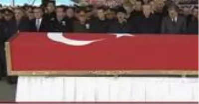 Cumhurbaşkanı Erdoğan'dan İdlib şehidi Uzman Çavuş Emre Baysal'a son görev Cumhurbaşkanı Erdoğan'dan İdlib şehidi Uzman Çavuş Emre Baysal'a son görev