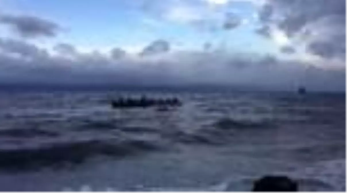 Düzensiz göçmenlerin Midilli'ye geçişleri sürüyor