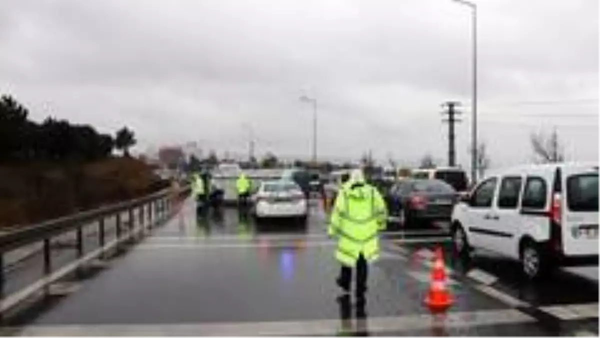 E-5 karayolunda yolcu minibüsü devrildi: 2 hafif yaralı