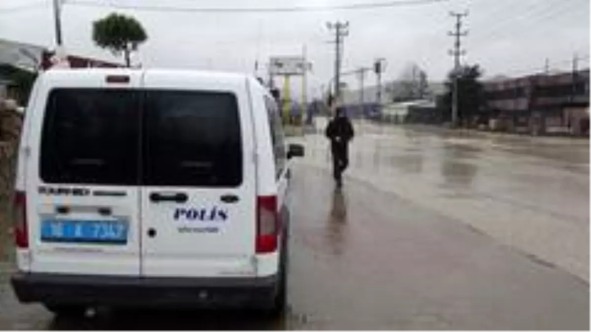 Genç kadını göğsünden vurup yola attılar