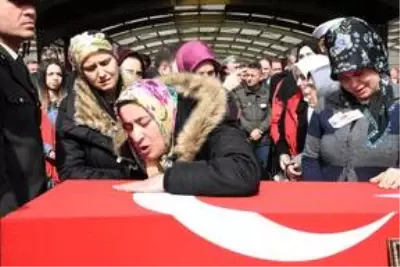 İdlib'de şehit olan Piyade Uzman Çavuş Yılmaz son yolculuğuna uğurlandı İdlib'de şehit olan Piyade Uzman Çavuş Yılmaz son yolculuğuna uğurlandı
