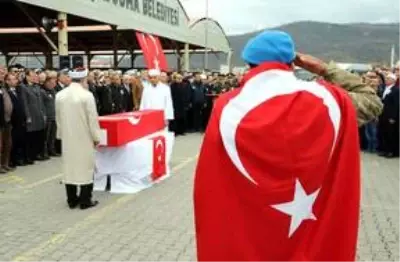 İdlib'de şehit olan Piyade Uzman Çavuş Yılmaz son yolculuğuna uğurlandı İdlib'de şehit olan Piyade Uzman Çavuş Yılmaz son yolculuğuna uğurlandı