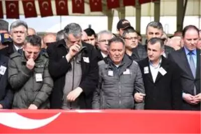 İdlib'de şehit olan Piyade Uzman Çavuş Yılmaz son yolculuğuna uğurlandı İdlib'de şehit olan Piyade Uzman Çavuş Yılmaz son yolculuğuna uğurlandı