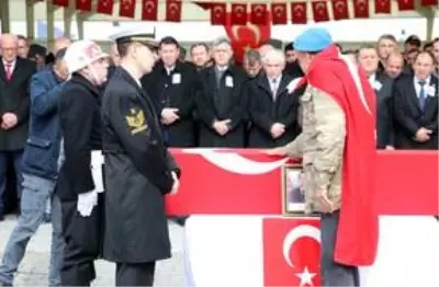 İdlib'de şehit olan Piyade Uzman Çavuş Yılmaz son yolculuğuna uğurlandı İdlib'de şehit olan Piyade Uzman Çavuş Yılmaz son yolculuğuna uğurlandı